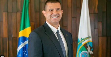 Douglas Ruas é eleito presidente da Alerj com 44 votos