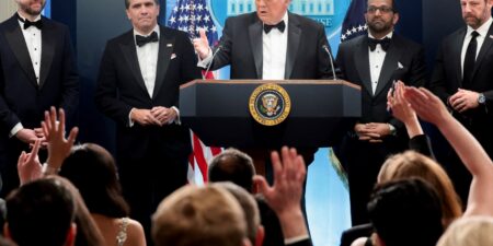 Tiros perto de hotel interrompem jantar com Trump em Washington