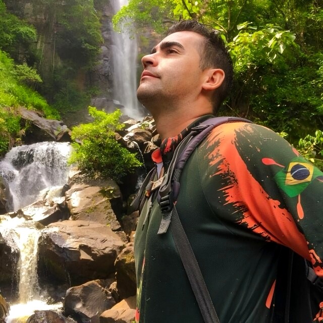 Money Fernandes, guia turístico de Itaqueri da Serra