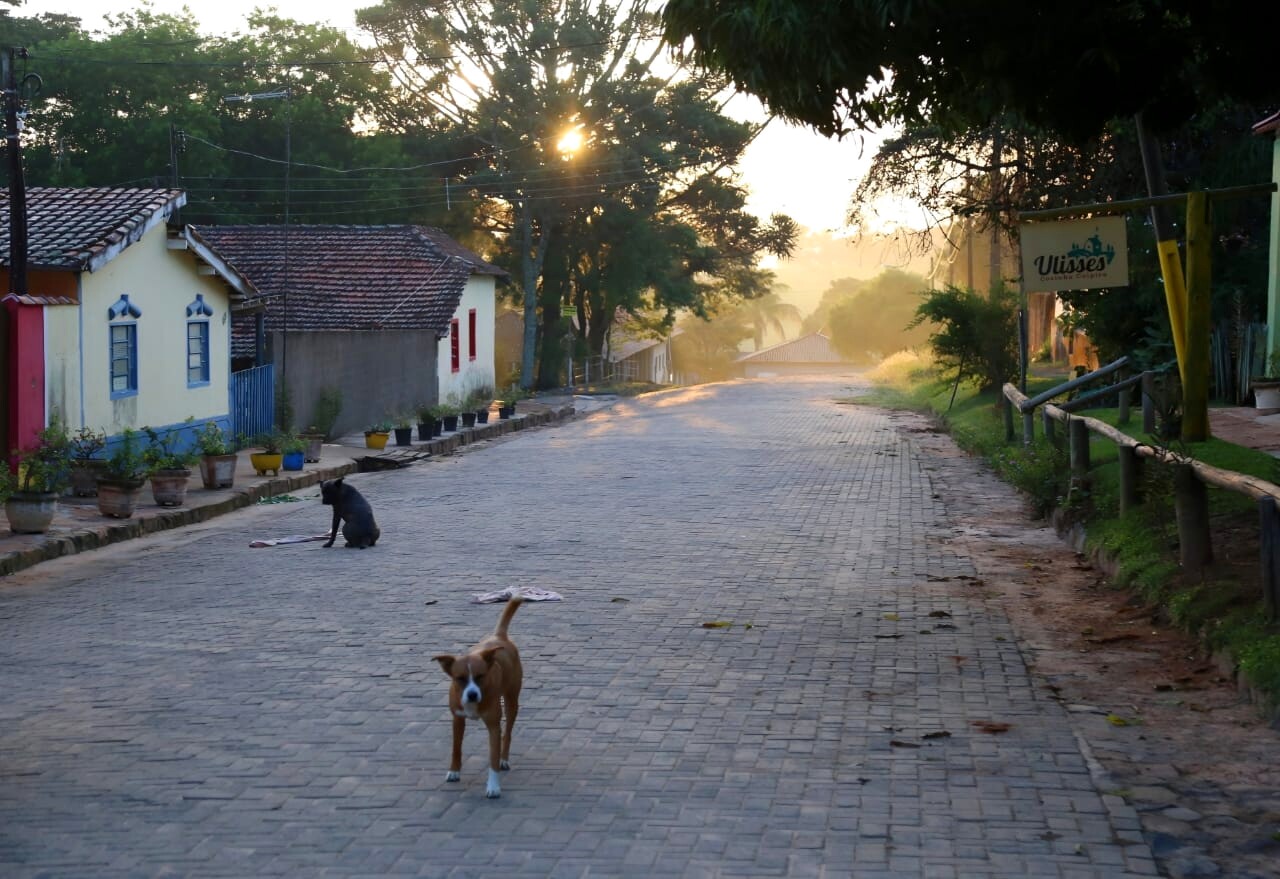 Rua tranquila do vilarejo preserva o clima acolhedor de Itaqueri da Serra
