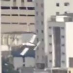Avião cai e bate em prédio em residencial; piloto e copiloto morreram