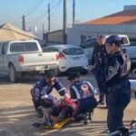 Motociclista sofre queda violenta após batida com carro em cruzamento de Piracicaba