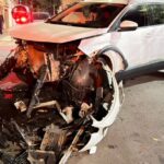 Carro é arremessado contra loja após violenta colisão causada por motorista que ignorou sinalização em Piracicaba