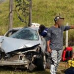 Condutor perde o controle e colide violentamente contra poste em rodovia de Piracicaba