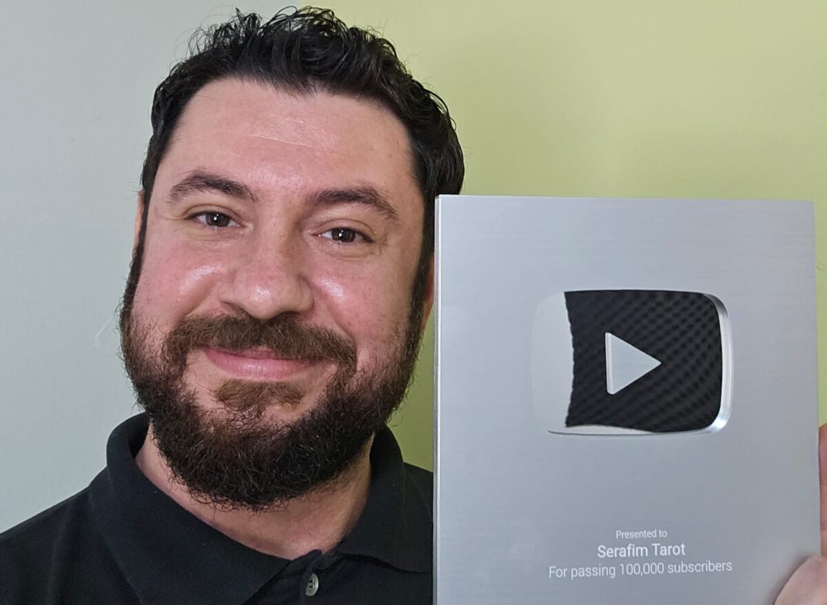 Serafim Tarot em foto oficial