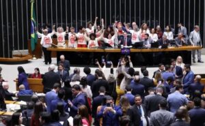 Fim da escala 6×1 é aprovada na Câmara; proposta vai ao Senado