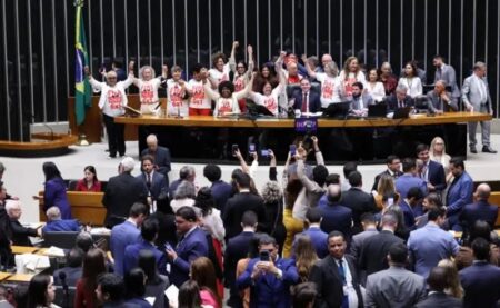 Fim da escala 6×1 é aprovada na Câmara; proposta vai ao Senado