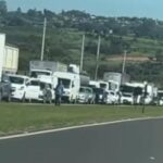 Trânsito intenso causa transtornos a motoristas na Rodovia Geraldo de Barros, em Piracicaba
