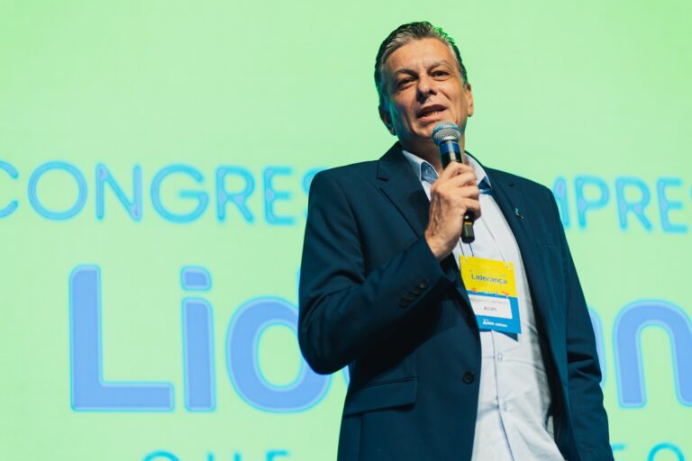 Mauricio Benato destaca a IA no Congresso Empresarial da Acipi