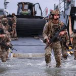 França testa blindado anfíbio do Brasil em exercício naval no Rio