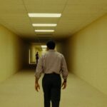 Aos 20, Kane Parsons estreia na A24 com ‘Backrooms’