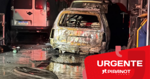 Incêndio em loja atinge carro e motocicletas em Piracicaba; bombeiros estão no local
