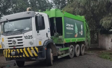 Coletor de lixo morre prensado contra parede pelo caminhão de coleta