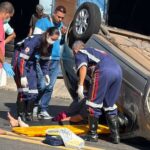 Mulher passa mal, bate em outro carro e capota veículo em avenida de Piracicaba