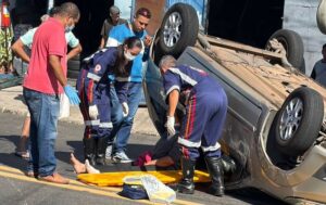 Mulher passa mal, bate em outro carro e capota veículo em avenida de Piracicaba