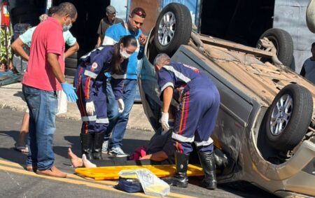 Mulher passa mal, bate em outro carro e capota veículo em avenida de Piracicaba