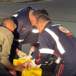 Motociclista perde o controle em curva e bate em carro em cruzamento de Piracicaba