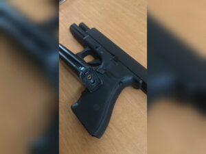 Indivíduo é conduzido à delegacia após ameaçar policial civil com arma de airsoft em Piracicaba