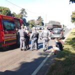 Criança de 12 anos é socorrida em estado grave após moto atingir traseira de carro em rodovia de Piracicaba