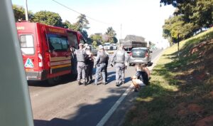 Criança de 12 anos é socorrida em estado grave após moto atingir traseira de carro em rodovia de Piracicaba