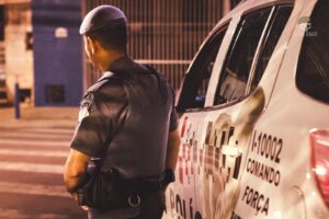 Após discussão conjugal, mulher coloca cães para fora de casa na chuva e acaba presa em Piracicaba