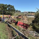 Caminhão carregado com toneladas de sucata tomba em trecho de rodovia de Piracicaba após motorista perder o controle em curva
