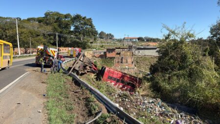Caminhão carregado com toneladas de sucata tomba em trecho de rodovia de Piracicaba após motorista perder o controle em curva