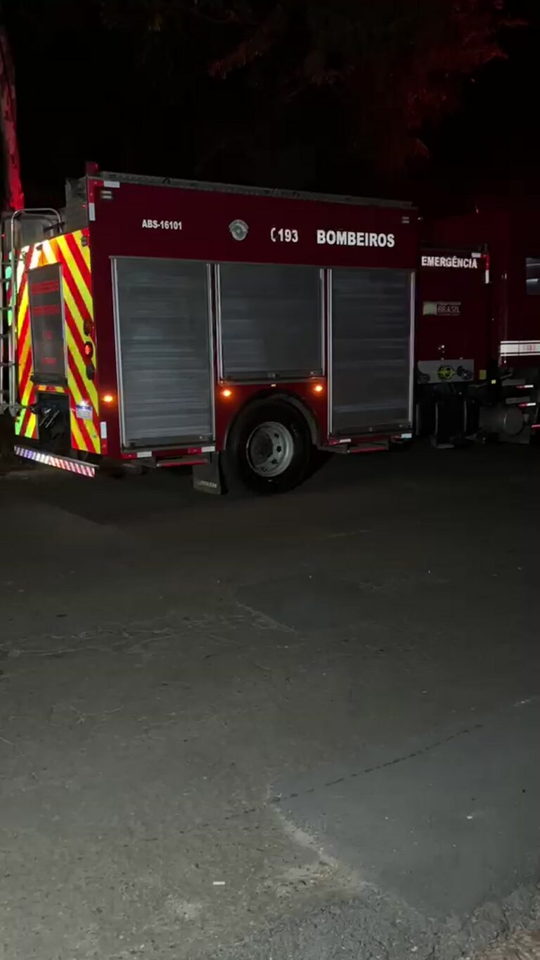 Caminhão do Corpo de Bombeiros no atendimento da ocorrência