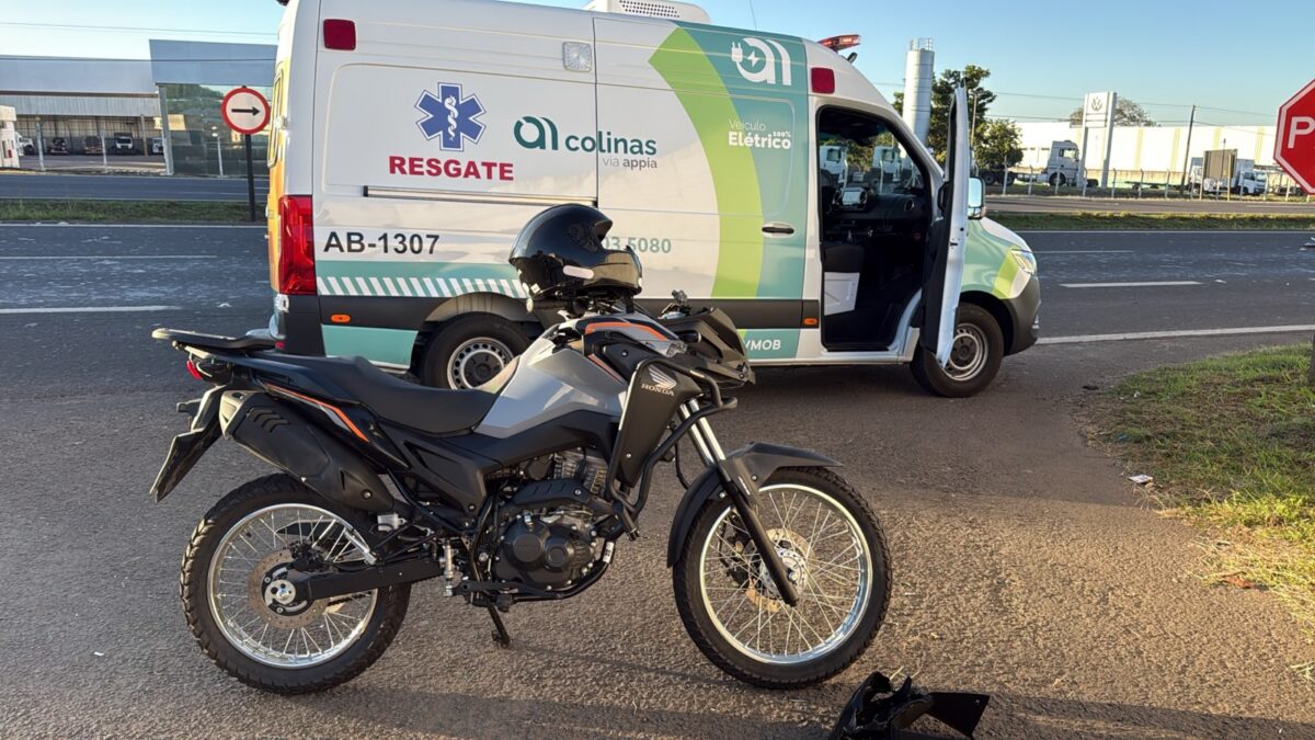 Motocicleta e ambulância de resgate após acidente com cavalos soltos na Rodovia Cornélio Pires