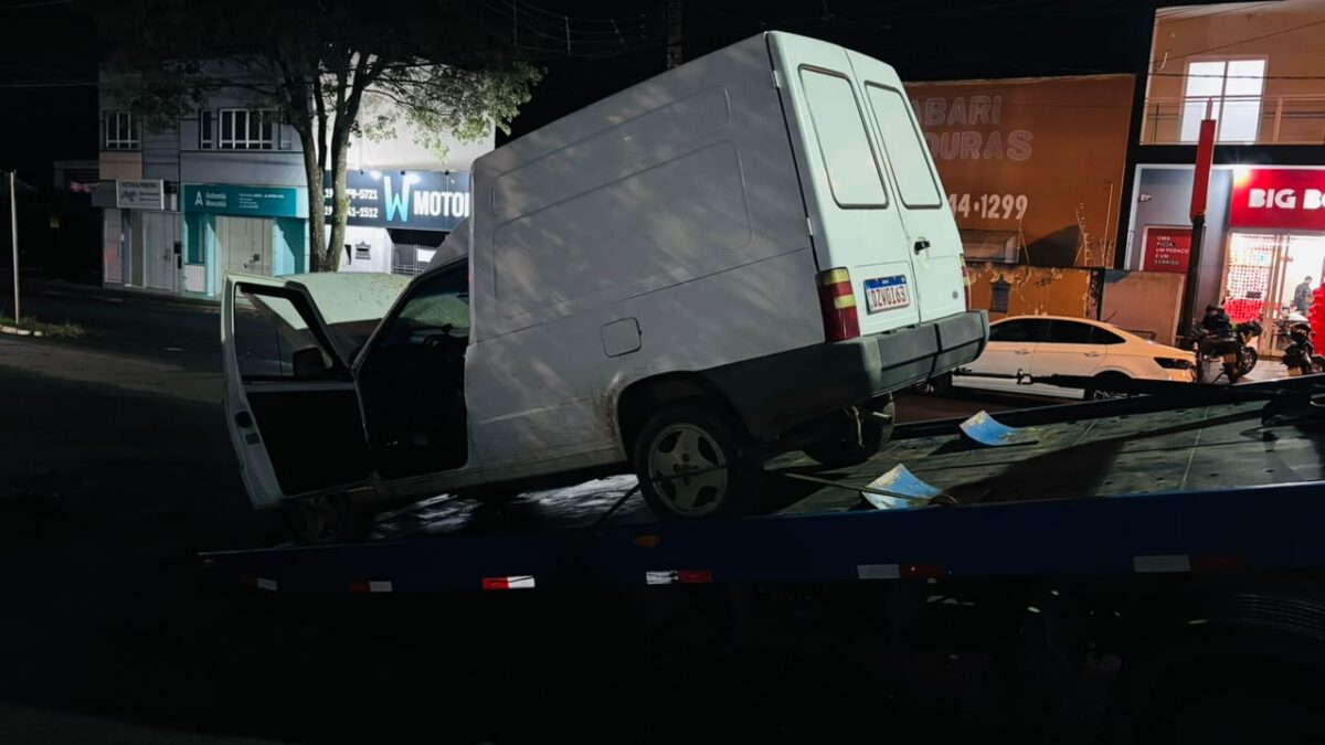 Fiat Fiorino usado pelos suspeitos, removido por guincho