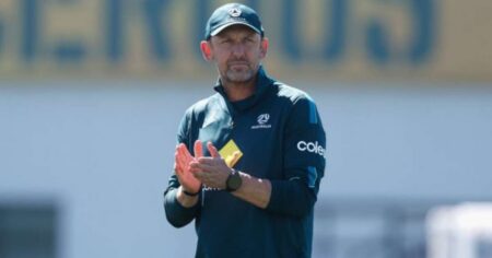 Austrália renova com Tony Popovic durante a Copa e mira ciclo até 2027