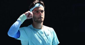 Lesão tira Lorenzo Musetti de Wimbledon e complica temporada do italiano