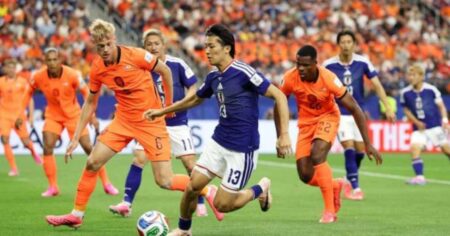 Tottenham contrata Van Hecke, zagueiro titular da Holanda na Copa