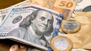 Banco Central leva US$ 1 bi ao câmbio em leilão casado nesta segunda