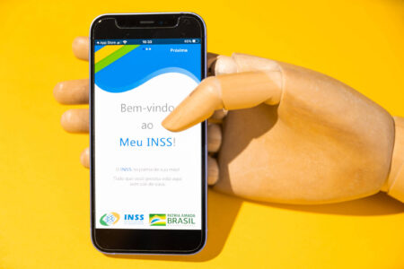 INSS reduz atendimento do 135 nos jogos do Brasil; veja como pedir aposentadoria