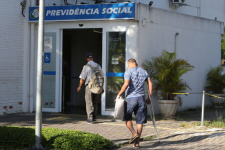 INSS suspende novas chamadas de revisão do BPC e mira fila