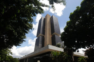 PEC do BC avança no Senado e abre disputa por salários