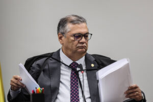 Dino rejeita plano e mantém 70% da taxa com a CVM
