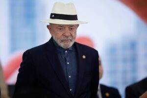 Lula promete zerar fila do INSS até setembro de 2026