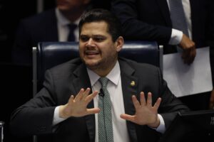 Alcolumbre freia PEC da escala 6×1 e votação pode ficar para depois da eleição