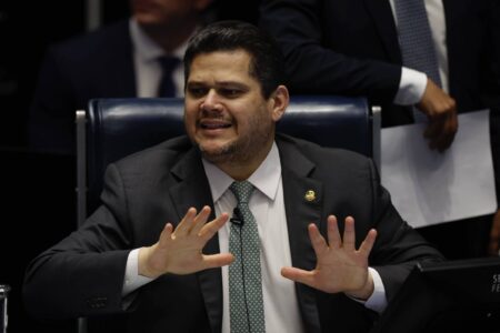 Alcolumbre freia PEC da escala 6×1 e votação pode ficar para depois da eleição