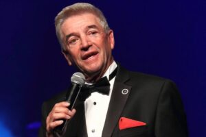 Tom Dreesen morre aos 86; comediante abriu shows de Frank Sinatra por 13 anos