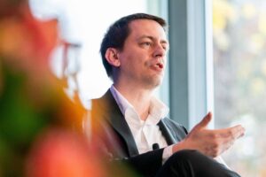 John Jumper deixa Google DeepMind e reforça Anthropic na corrida da IA
