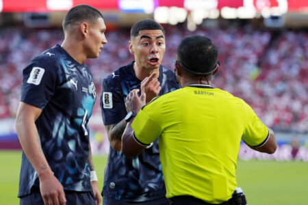 Almirón leva vermelho na Copa por cobrir a boca contra a Turquia