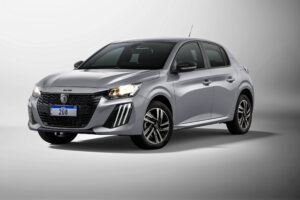 Teste entre Peugeot 208 flex e BYD Dolphin Mini expõe avanço dos elétricos no Brasil