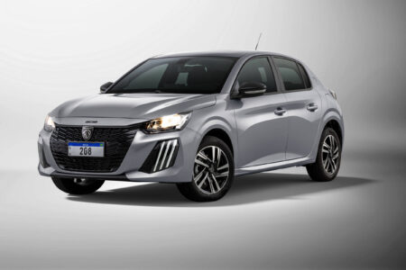 Teste entre Peugeot 208 flex e BYD Dolphin Mini expõe avanço dos elétricos no Brasil