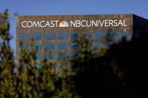 Comcast desmembra NBCUniversal e Sky do braço de telecom; ações disparam 23%