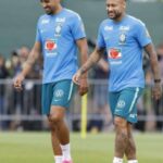 Neymar volta ao treino e deve entrar nos 30 minutos finais do Brasil contra a Escócia