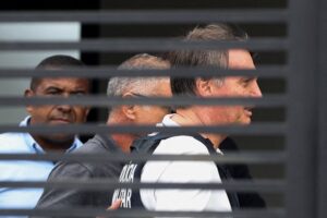 Moraes dá 24h para Bolsonaro explicar pistola achada com agente do GSI