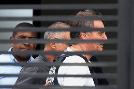 Moraes dá 24h para Bolsonaro explicar pistola achada com agente do GSI